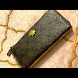 *SOLD*Coach zip up wallet
